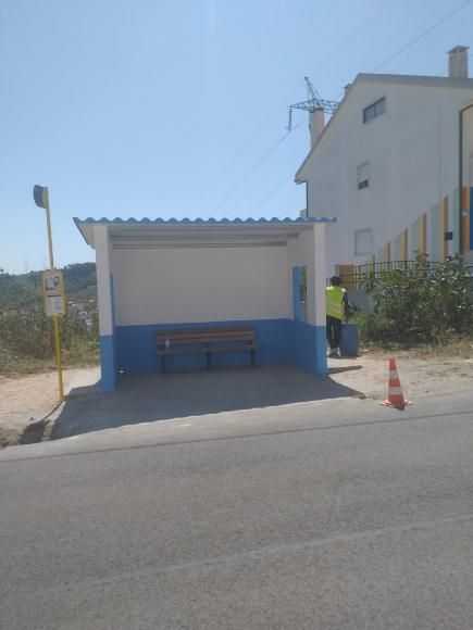 Constru&ccedil;&atilde;o e pintura de um abrigo de passageiros em alvenaria, na Estrada de &Aacute;-dos-Loucos, em S&atilde;o Jo&atilde;o dos Montes